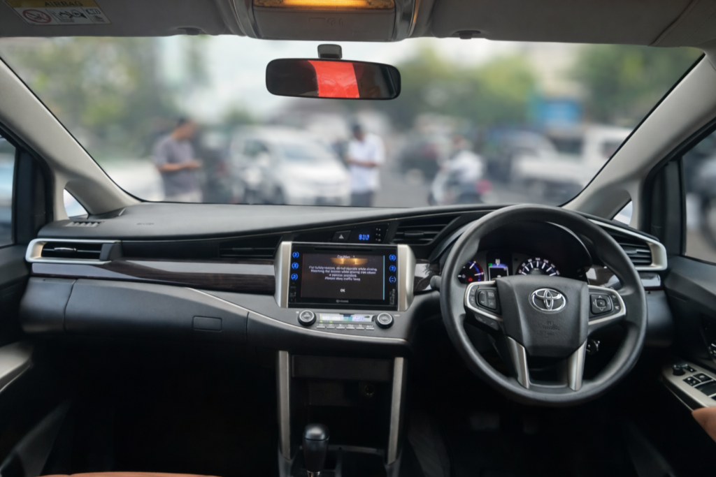 interior Sewa mobil innova reborn